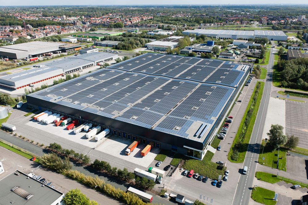 Napelemek egy Prologis épületen, Belgium