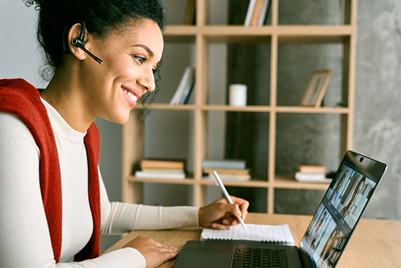 Egy nő egy online képzést követ a laptopján