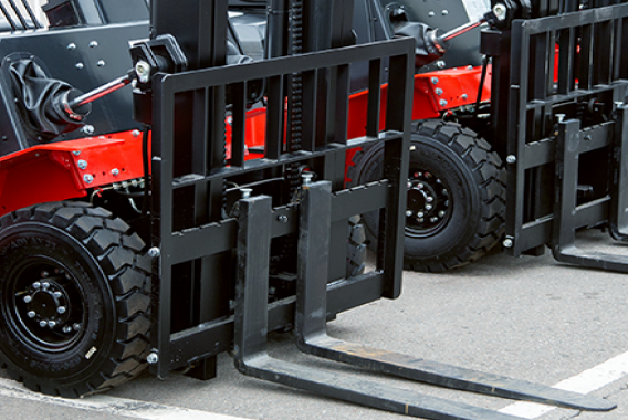 sol-forklifts-new-red-forklifts-parked-568px