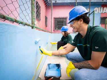 Wolontariusze Prologis malujący szkołę – IMPACT Day