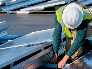 sol-energy-commercial-industrial-solutions-workers-installing-solar-panel-580px